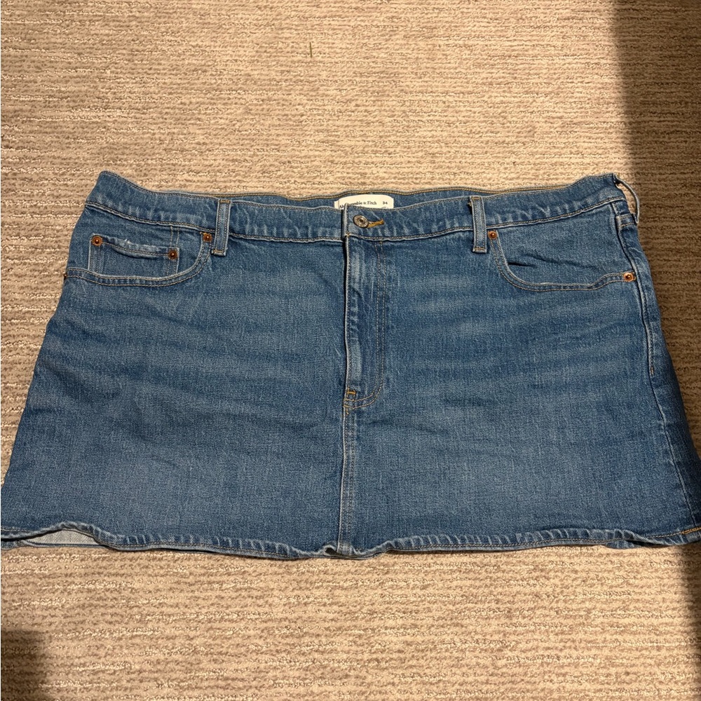 Like New Abercrombie Mid-Rise Mini Skirt